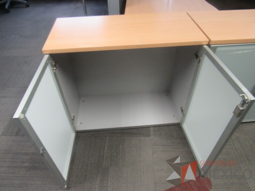 Lote 147 - 3 Gabinetes con 2 puertas, 1 entrepaño y cubierta color madera - Imagen 7