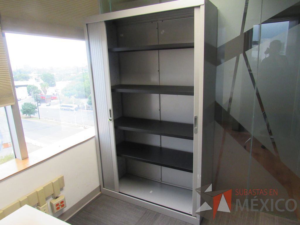 Lote 119 - Gabinete metálico alto con 2 puertas corredizas y 4 entrepaños - Imagen 2