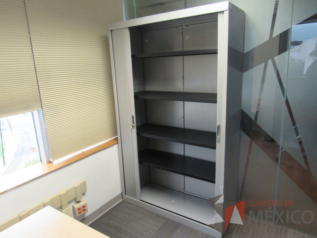 Lote 119 - Gabinete metálico alto con 2 puertas corredizas y 4 entrepaños - Imagen 4