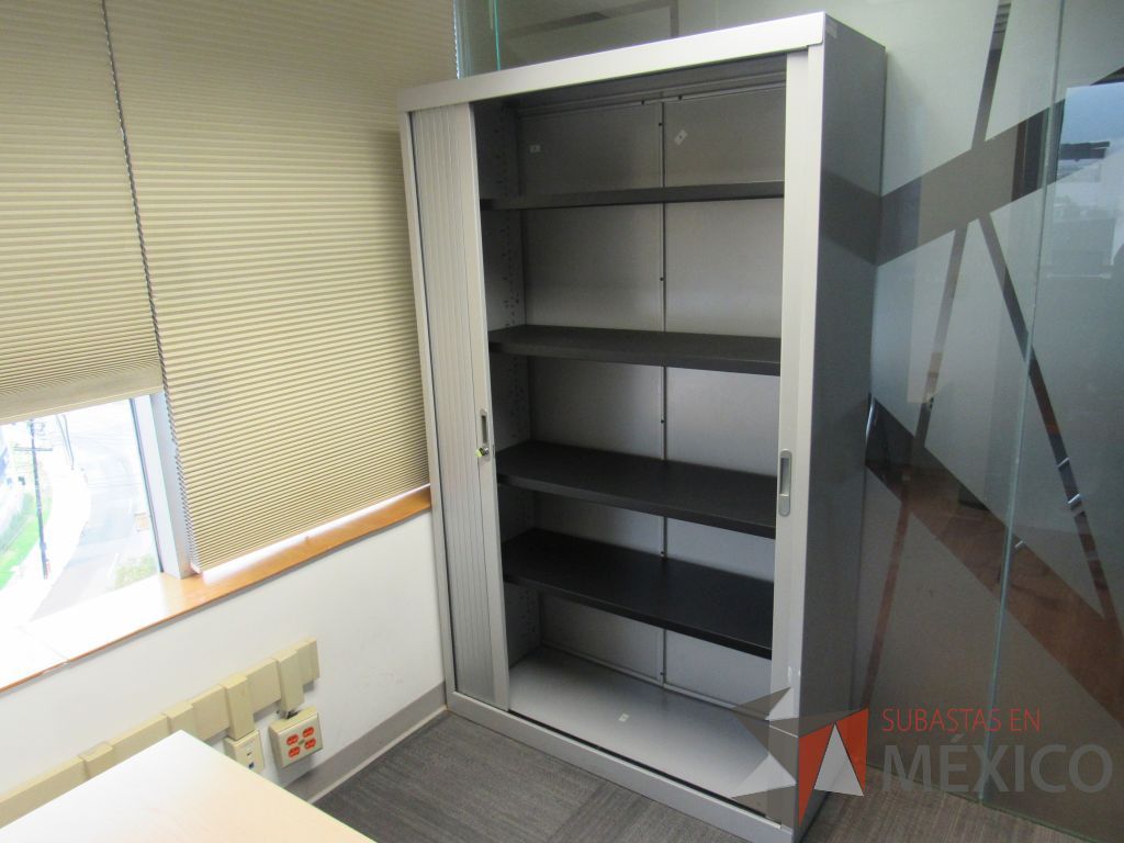 Lote 119 - Gabinete metálico alto con 2 puertas corredizas y 4 entrepaños - Imagen 6