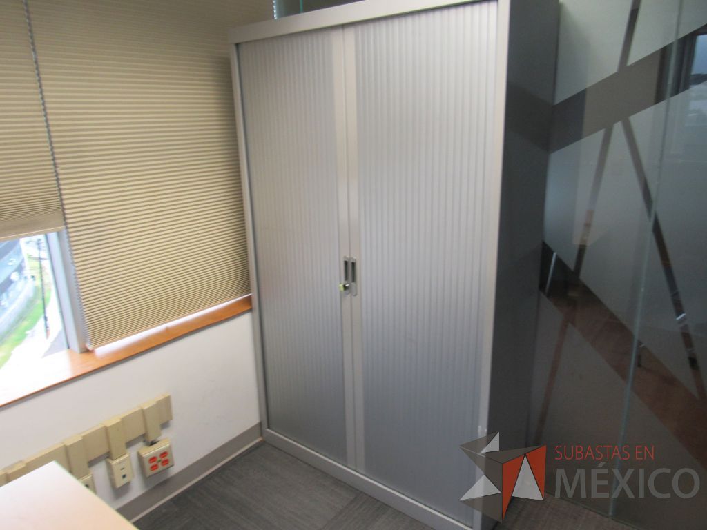 Lote 119 - Gabinete metálico alto con 2 puertas corredizas y 4 entrepaños