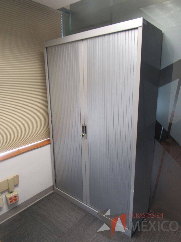 Lote 119 - Gabinete metálico alto con 2 puertas corredizas y 4 entrepaños - Imagen 3