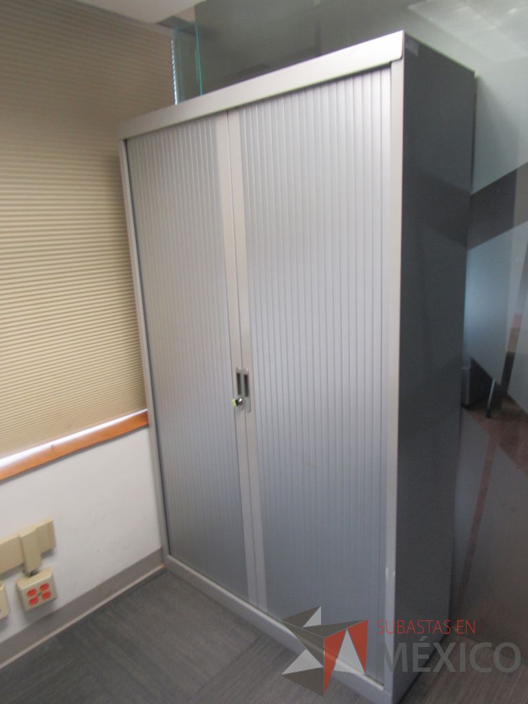 Lote 119 - Gabinete metálico alto con 2 puertas corredizas y 4 entrepaños - Imagen 5