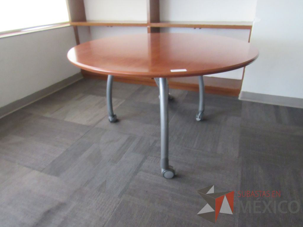Lote 148 - Mesa de trabajo circular con 3 patas metálicas, ruedas y cubierta color café - Imagen 2