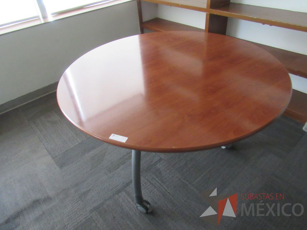 Lote 148 - Mesa de trabajo circular con 3 patas metálicas, ruedas y cubierta color café - Imagen 3