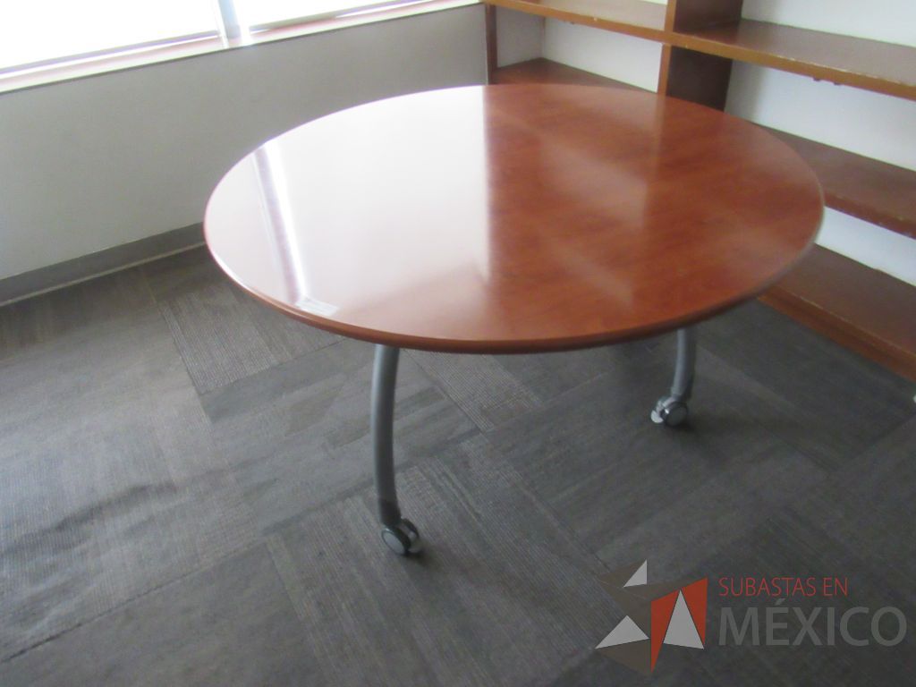 Lote 148 - Mesa de trabajo circular con 3 patas metálicas, ruedas y cubierta color café - Imagen 4