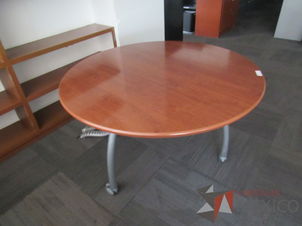 Lote 148 - Mesa de trabajo circular con 3 patas metálicas, ruedas y cubierta color café