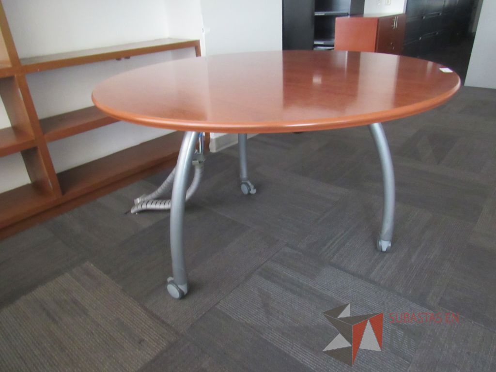 Lote 148 - Mesa de trabajo circular con 3 patas metálicas, ruedas y cubierta color café - Imagen 5