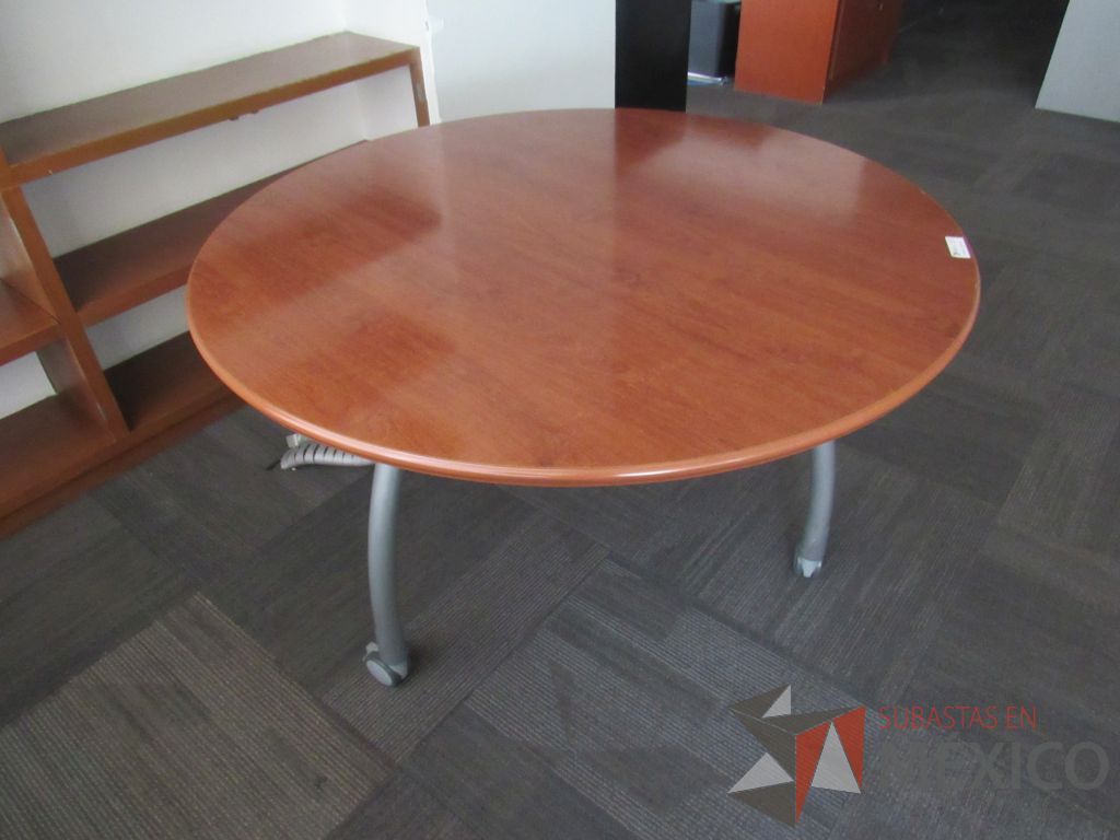 Lote 148 - Mesa de trabajo circular con 3 patas metálicas, ruedas y cubierta color café - Imagen 6
