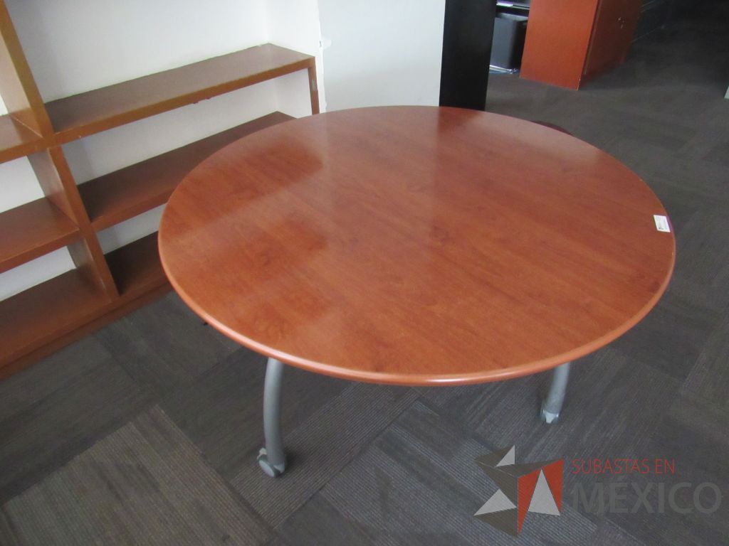 Lote 148 - Mesa de trabajo circular con 3 patas metálicas, ruedas y cubierta color café - Imagen 7