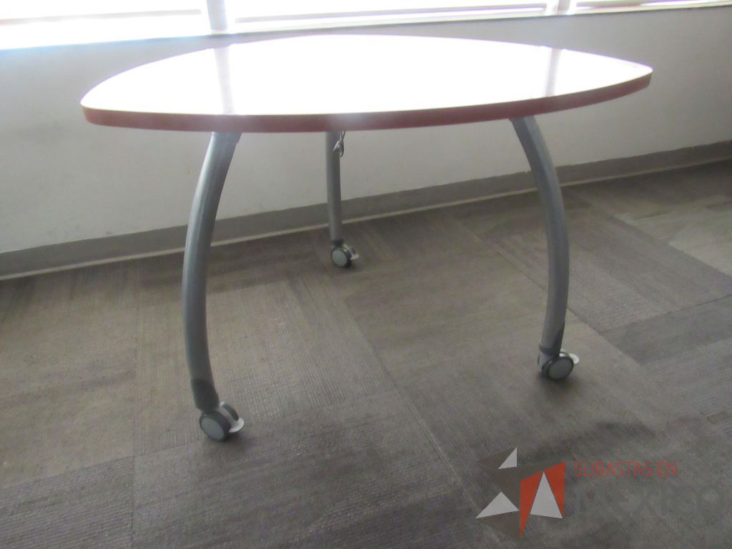 Lote 038 - Mesa de trabajo con 3 patas metálicas, ruedas, y cubierta color café - Imagen 2