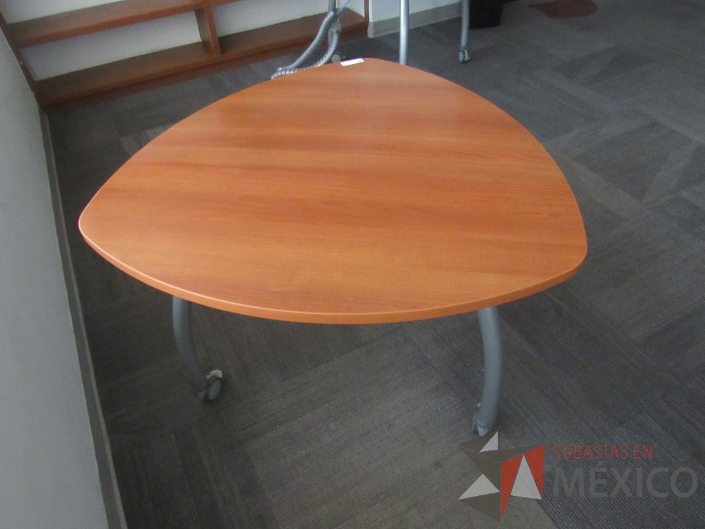 Lote 038 - Mesa de trabajo con 3 patas metálicas, ruedas, y cubierta color café