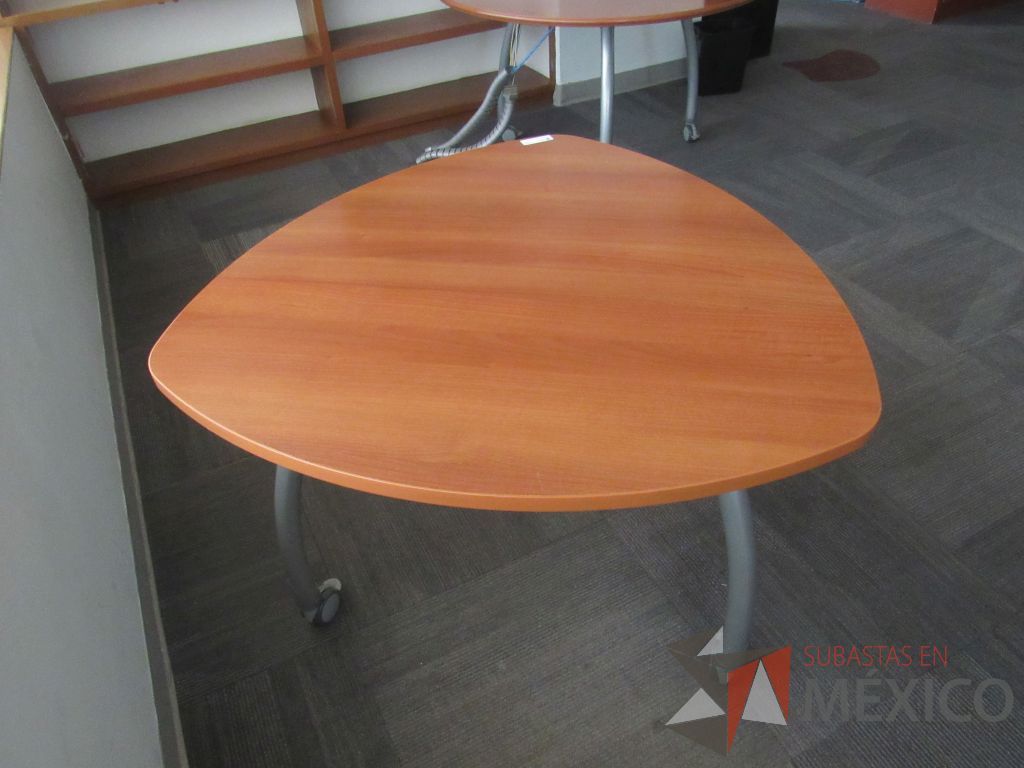 Lote 038 - Mesa de trabajo con 3 patas metálicas, ruedas, y cubierta color café - Imagen 3