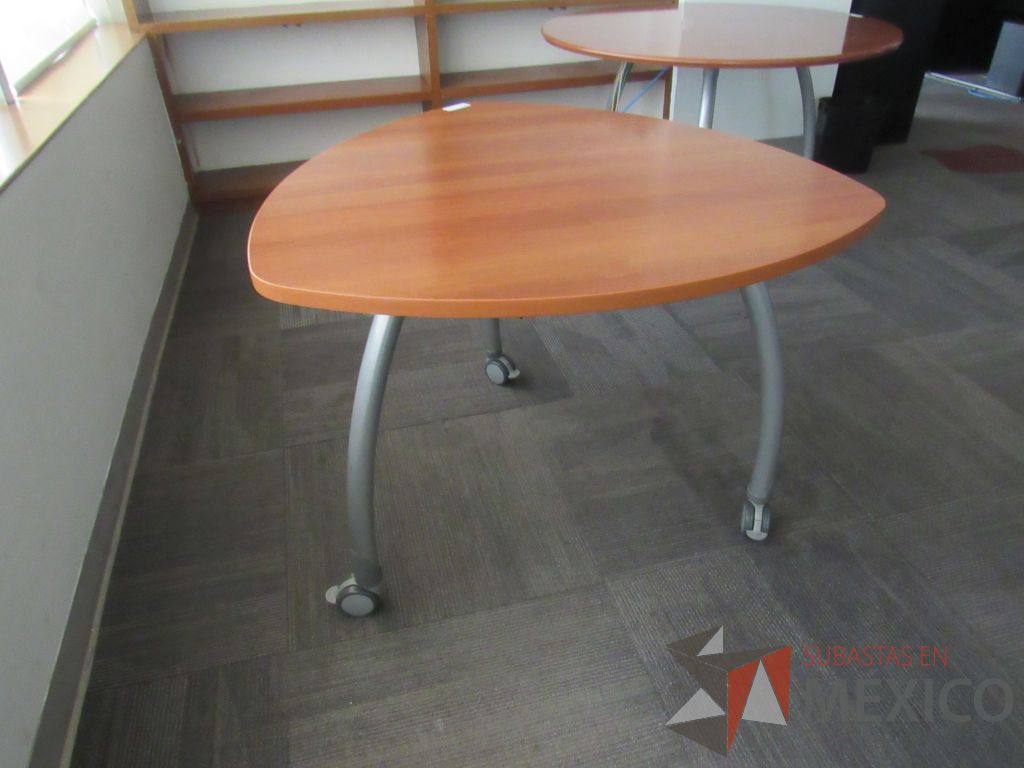 Lote 038 - Mesa de trabajo con 3 patas metálicas, ruedas, y cubierta color café - Imagen 4