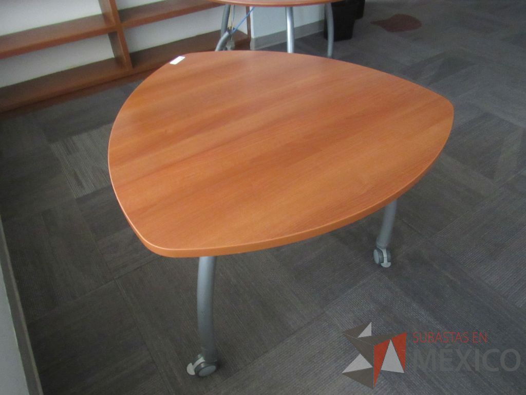 Lote 038 - Mesa de trabajo con 3 patas metálicas, ruedas, y cubierta color café - Imagen 5
