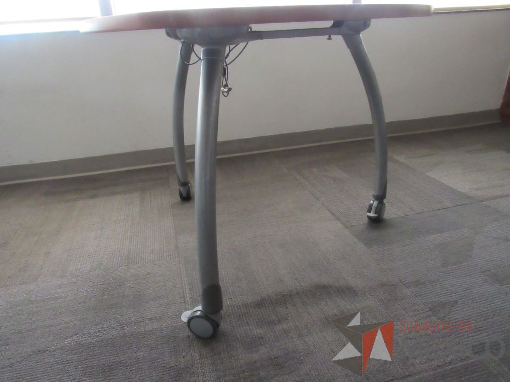 Lote 038 - Mesa de trabajo con 3 patas metálicas, ruedas, y cubierta color café - Imagen 6