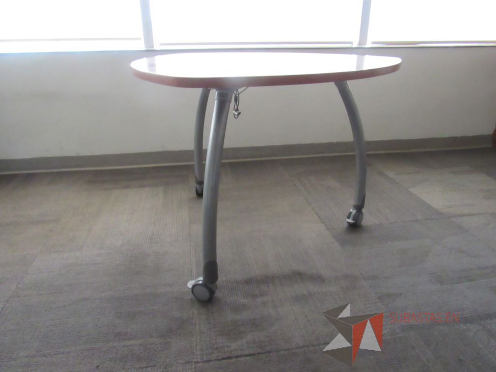 Lote 038 - Mesa de trabajo con 3 patas metálicas, ruedas, y cubierta color café - Imagen 7