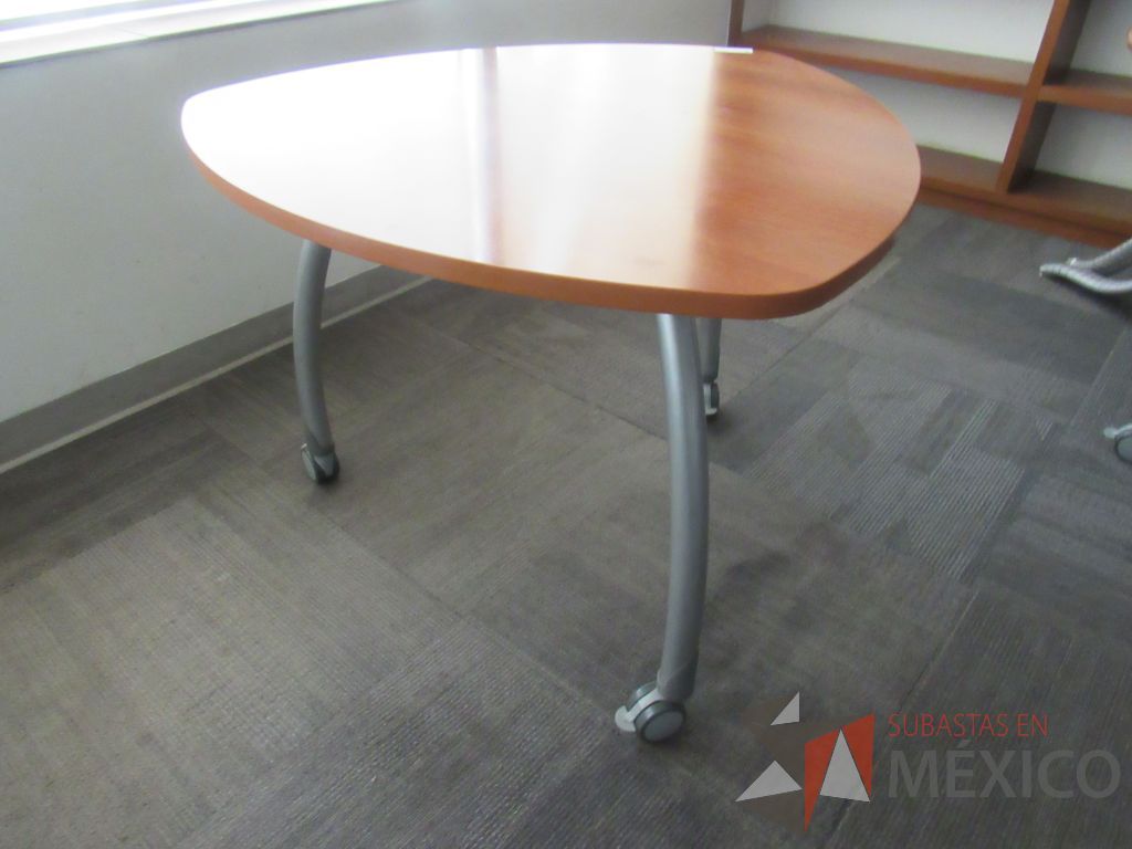 Lote 038 - Mesa de trabajo con 3 patas metálicas, ruedas, y cubierta color café - Imagen 8