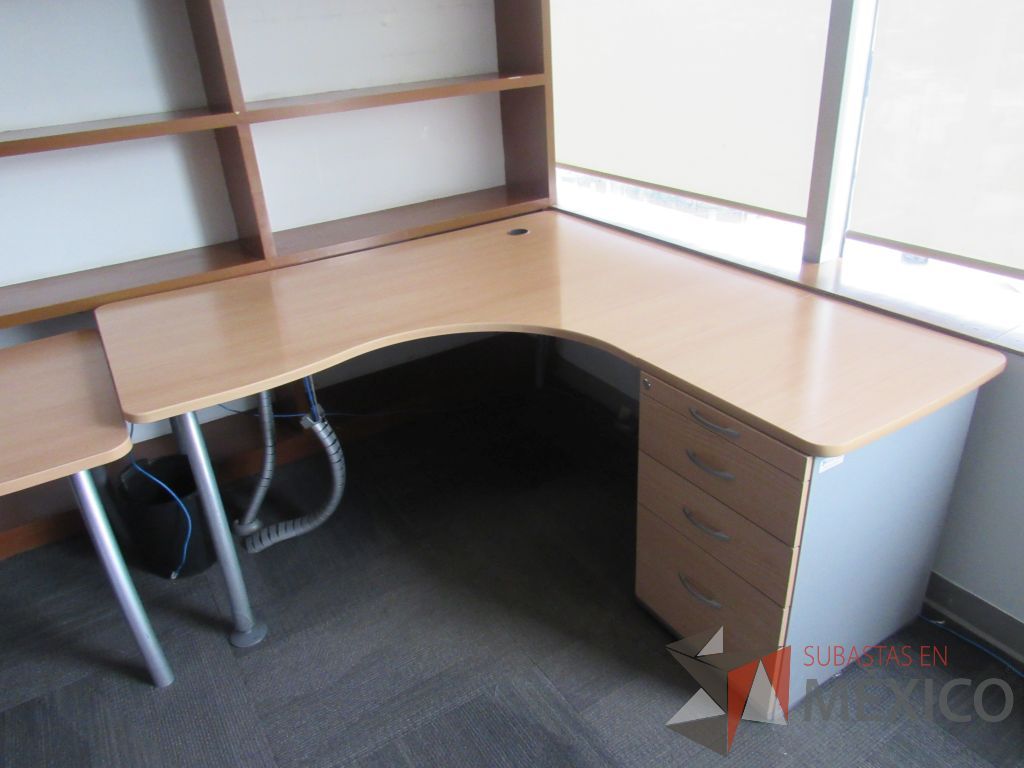 Lote 060 - Escritorio en escuadra con archivero de pedestal de 4 cajones y cubierta con orificio para cables - Imagen 2