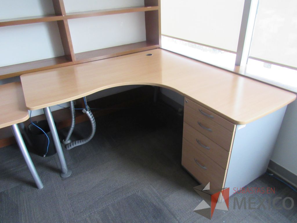 Lote 060 - Escritorio en escuadra con archivero de pedestal de 4 cajones y cubierta con orificio para cables - Imagen 3