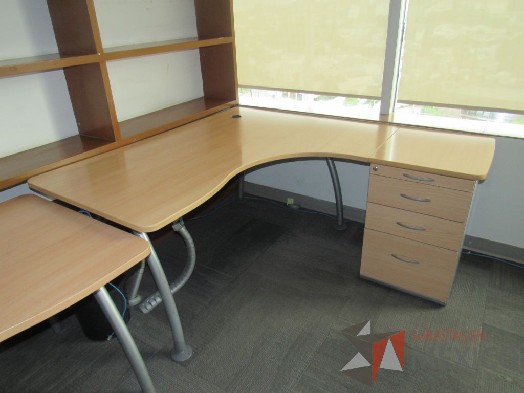 Lote 060 - Escritorio en escuadra con archivero de pedestal de 4 cajones y cubierta con orificio para cables