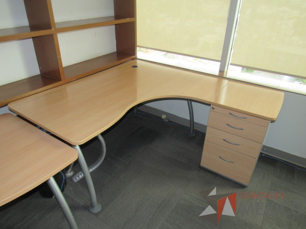 Lote 060 - Escritorio en escuadra con archivero de pedestal de 4 cajones y cubierta con orificio para cables - Imagen 4