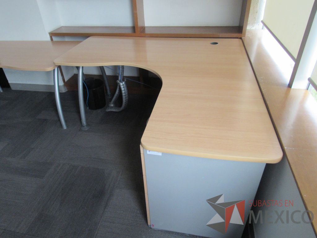 Lote 060 - Escritorio en escuadra con archivero de pedestal de 4 cajones y cubierta con orificio para cables - Imagen 6