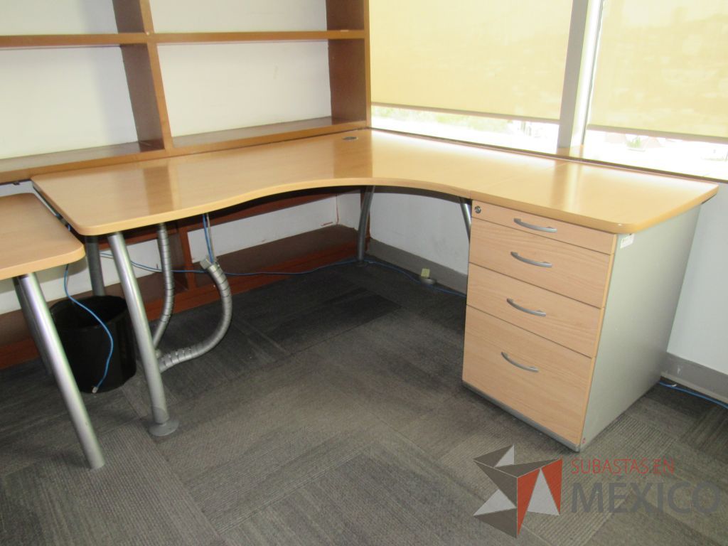 Lote 060 - Escritorio en escuadra con archivero de pedestal de 4 cajones y cubierta con orificio para cables - Imagen 7