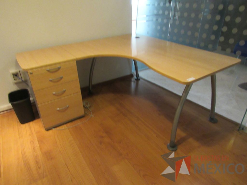 Lote 152 - Escritorio en escuadra con archivero de pedestal de 4 cajones y cubierta con orificio para cables