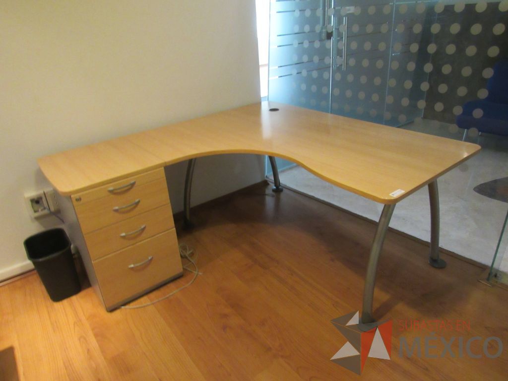 Lote 152 - Escritorio en escuadra con archivero de pedestal de 4 cajones y cubierta con orificio para cables - Imagen 3
