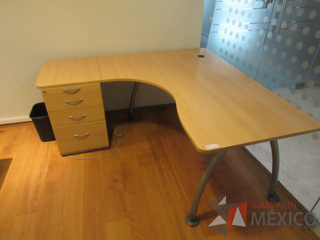 Lote 152 - Escritorio en escuadra con archivero de pedestal de 4 cajones y cubierta con orificio para cables - Imagen 4