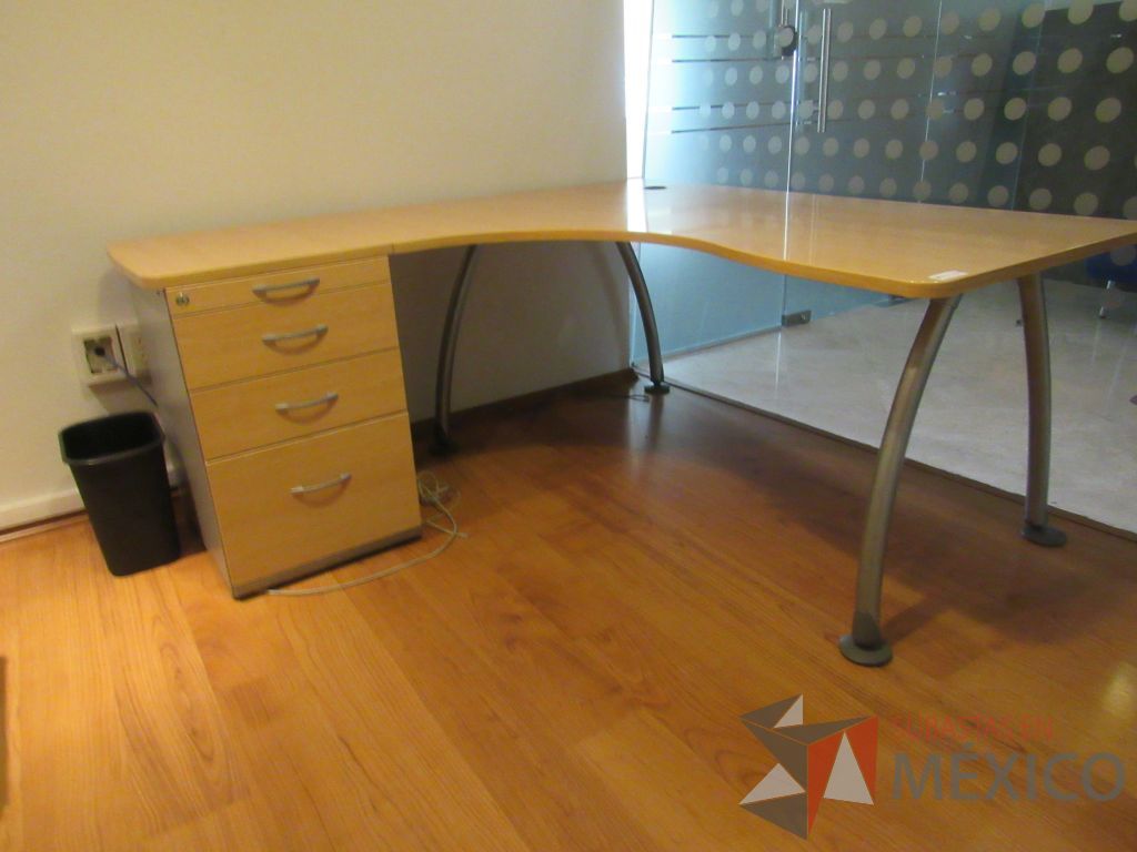 Lote 152 - Escritorio en escuadra con archivero de pedestal de 4 cajones y cubierta con orificio para cables - Imagen 5