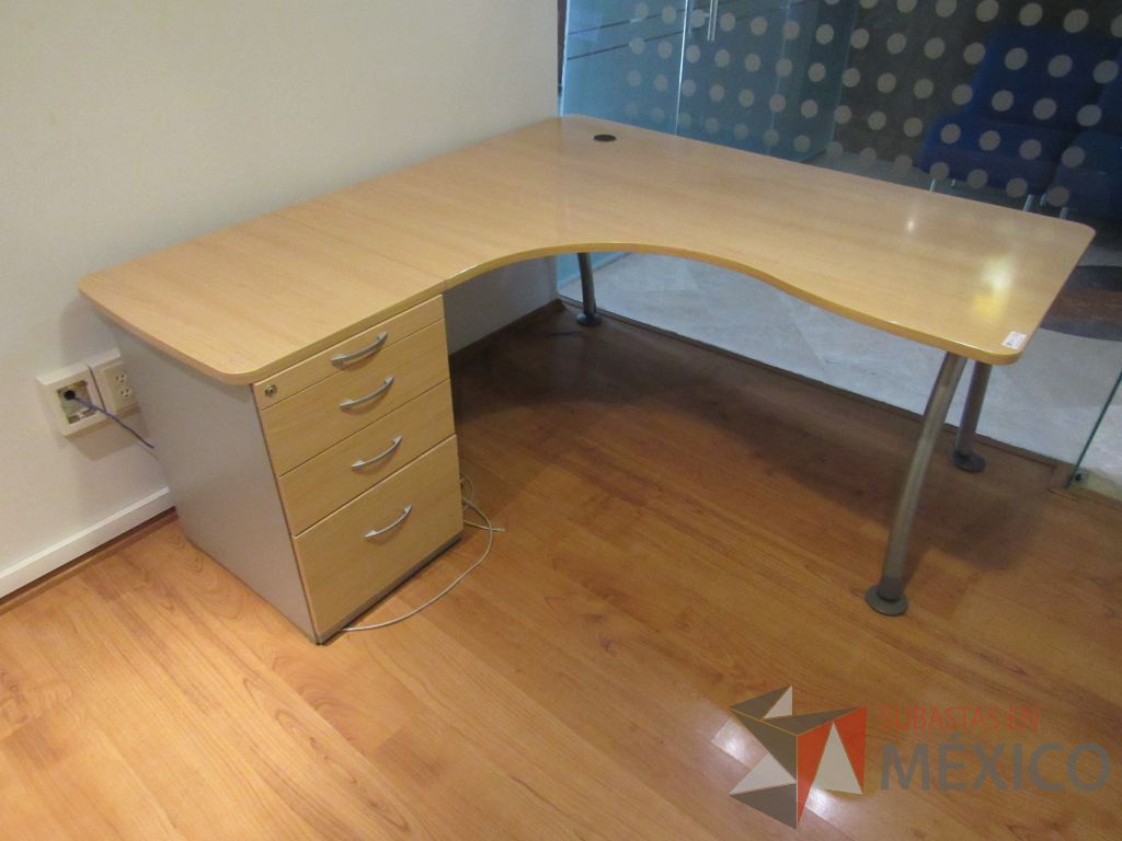 Lote 152 - Escritorio en escuadra con archivero de pedestal de 4 cajones y cubierta con orificio para cables - Imagen 6