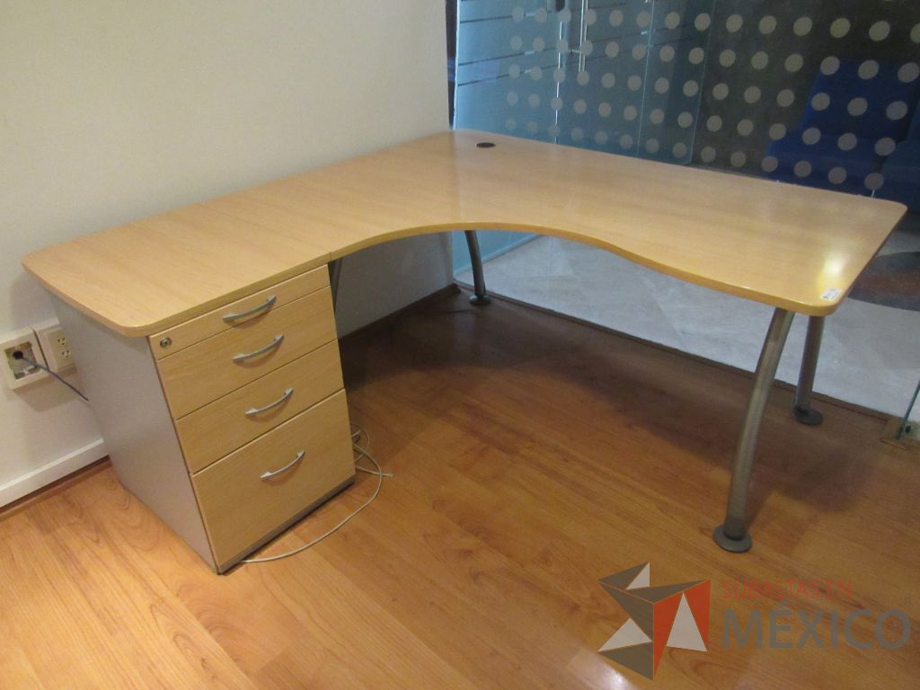 Lote 152 - Escritorio en escuadra con archivero de pedestal de 4 cajones y cubierta con orificio para cables - Imagen 7