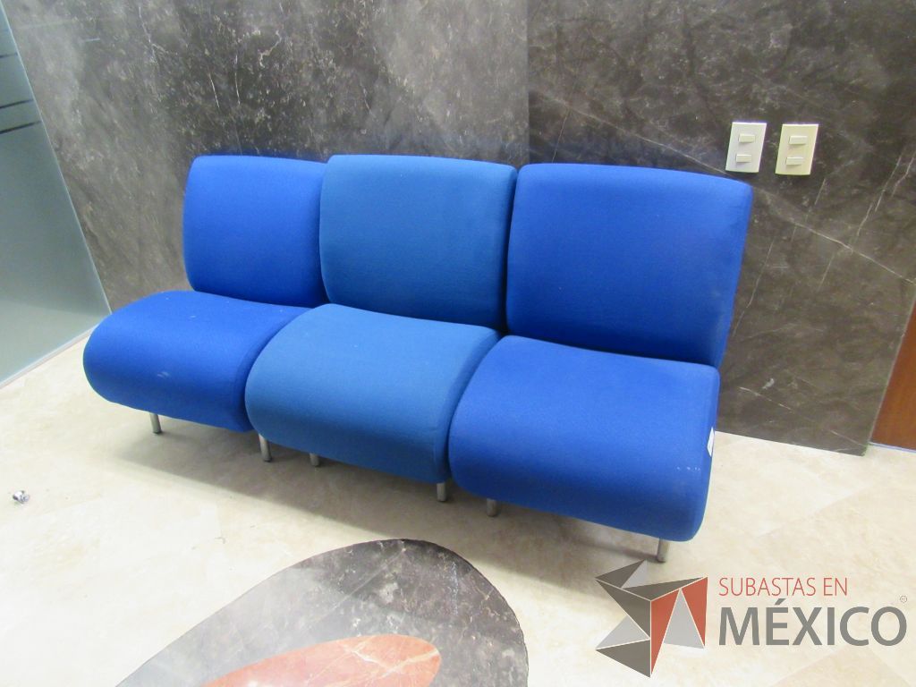 Lote 154b - Sillón de 1 plaza con 4 patas metálicas, asiento y respaldo en tela color azul - Imagen 2