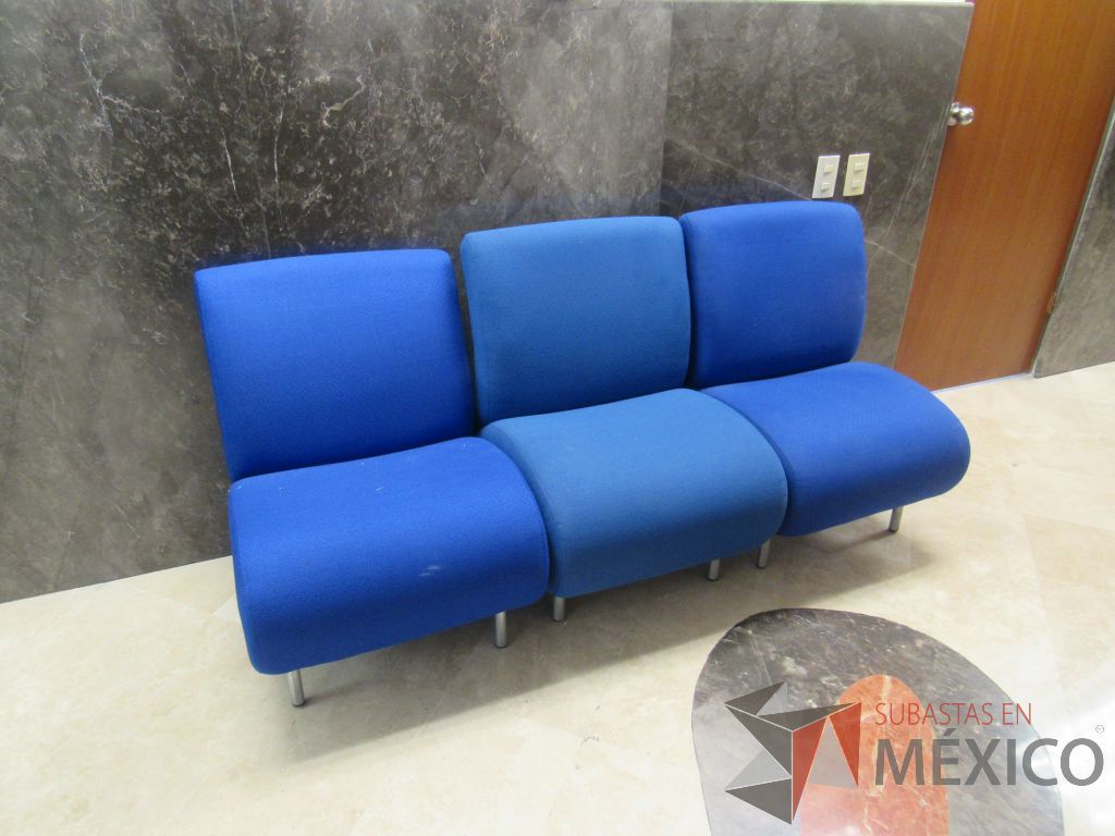 Lote 154b - Sillón de 1 plaza con 4 patas metálicas, asiento y respaldo en tela color azul - Imagen 3