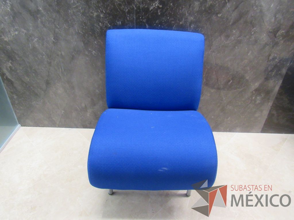 Lote 154b - Sillón de 1 plaza con 4 patas metálicas, asiento y respaldo en tela color azul