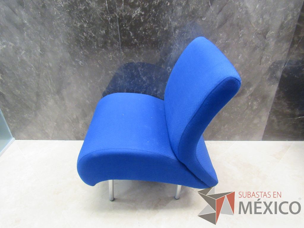 Lote 154b - Sillón de 1 plaza con 4 patas metálicas, asiento y respaldo en tela color azul - Imagen 4
