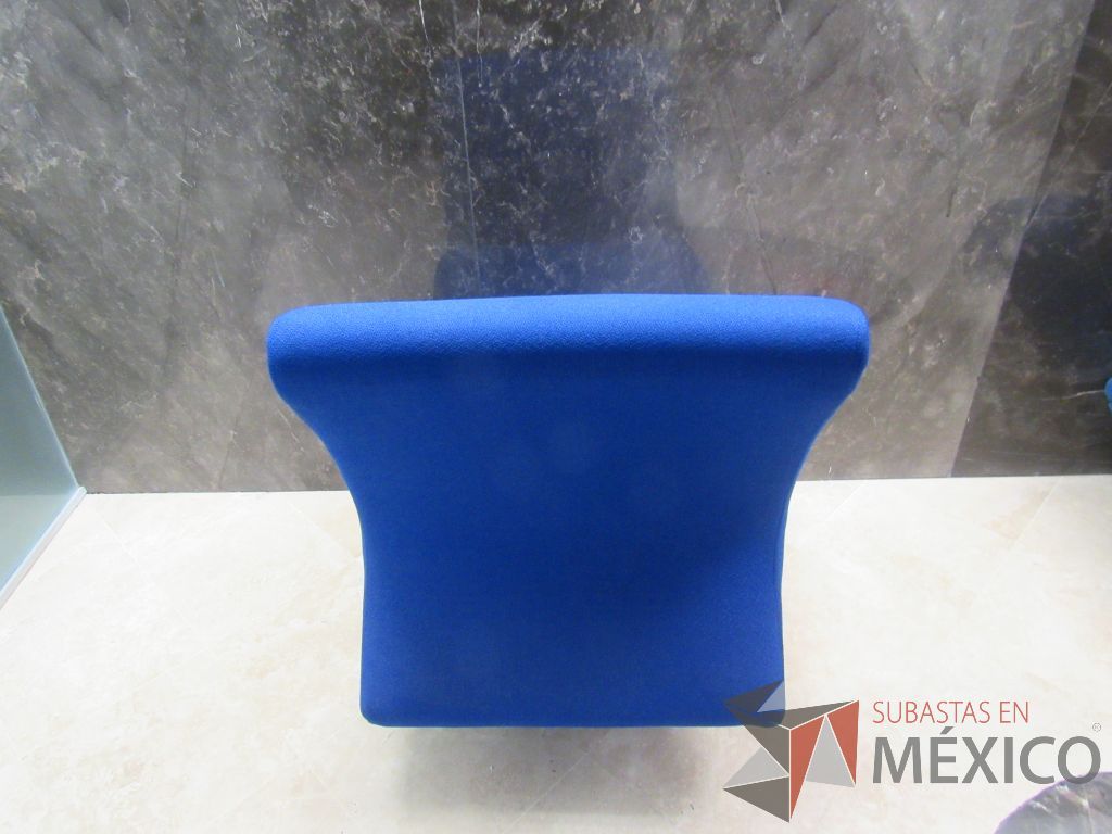 Lote 154b - Sillón de 1 plaza con 4 patas metálicas, asiento y respaldo en tela color azul - Imagen 5
