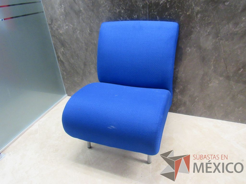 Lote 154b - Sillón de 1 plaza con 4 patas metálicas, asiento y respaldo en tela color azul - Imagen 7