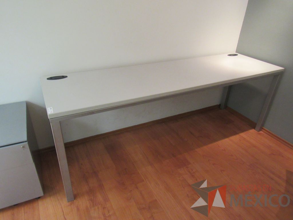 Lote 155 - Mesa de trabajo para 2 personas con base metálica, cubierta color blanco y archivero metálico vertical de 2 cajones - Imagen 2