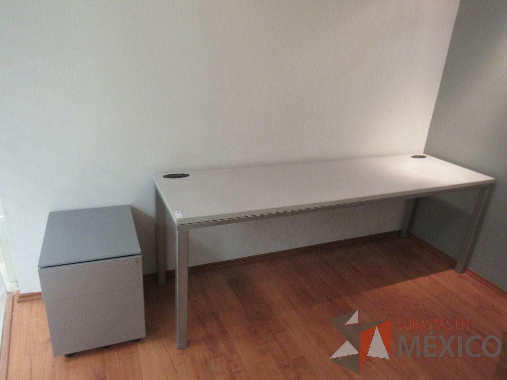 Lote 155 - Mesa de trabajo para 2 personas con base metálica, cubierta color blanco y archivero metálico vertical de 2 cajones