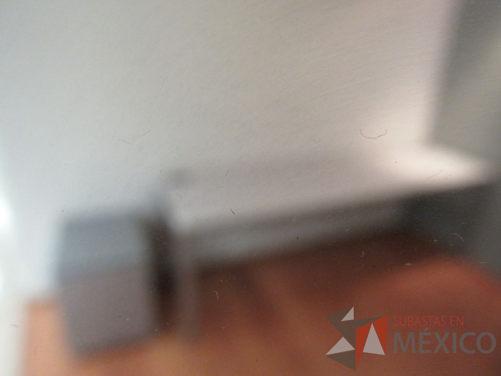 Lote 155 - Mesa de trabajo para 2 personas con base metálica, cubierta color blanco y archivero metálico vertical de 2 cajones - Imagen 3