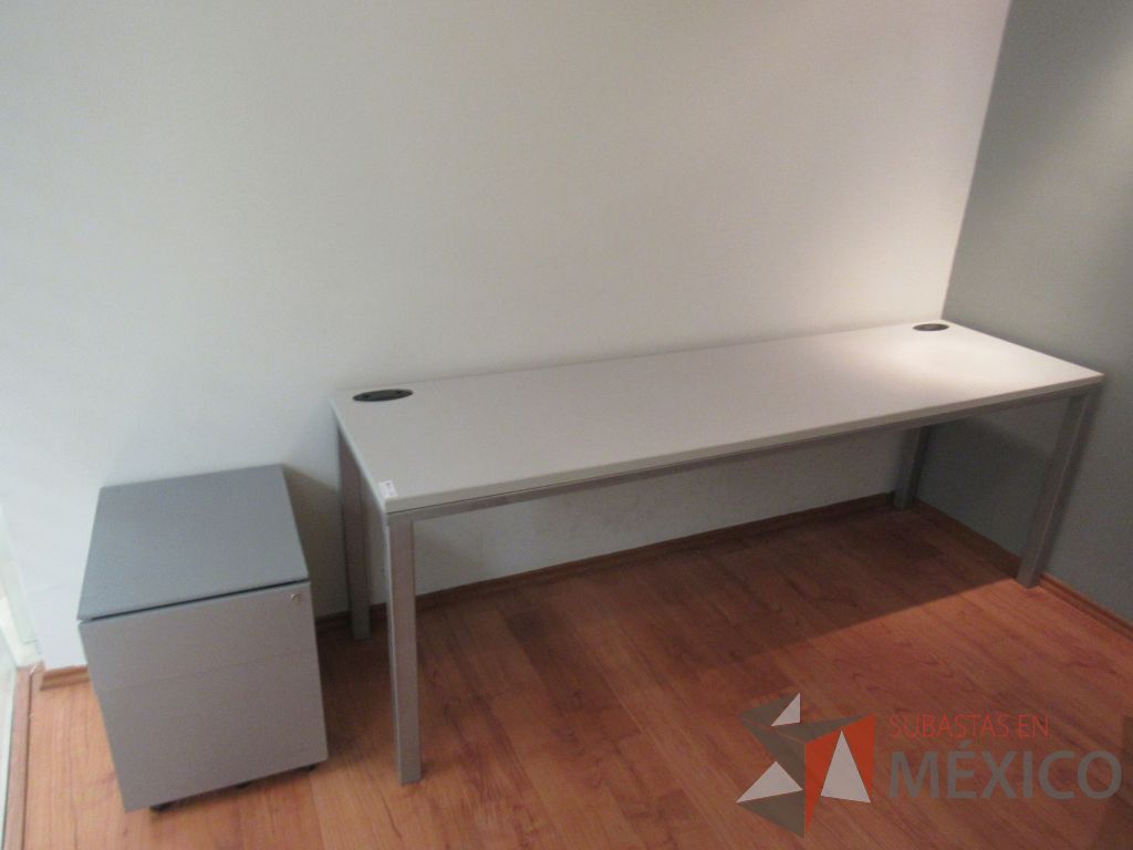 Lote 155 - Mesa de trabajo para 2 personas con base metálica, cubierta color blanco y archivero metálico vertical de 2 cajones - Imagen 4