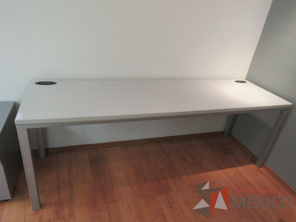 Lote 155 - Mesa de trabajo para 2 personas con base metálica, cubierta color blanco y archivero metálico vertical de 2 cajones - Imagen 5