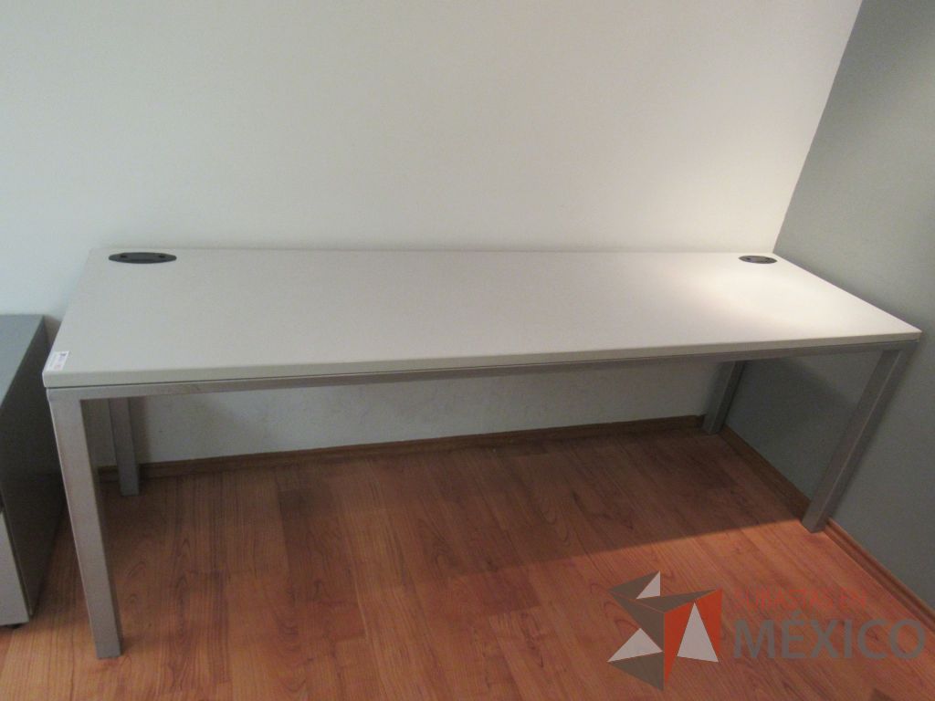 Lote 155 - Mesa de trabajo para 2 personas con base metálica, cubierta color blanco y archivero metálico vertical de 2 cajones - Imagen 6