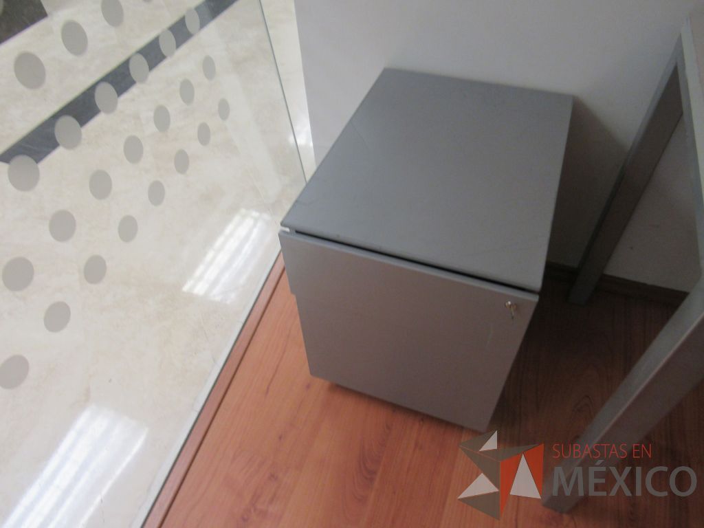 Lote 155 - Mesa de trabajo para 2 personas con base metálica, cubierta color blanco y archivero metálico vertical de 2 cajones - Imagen 7