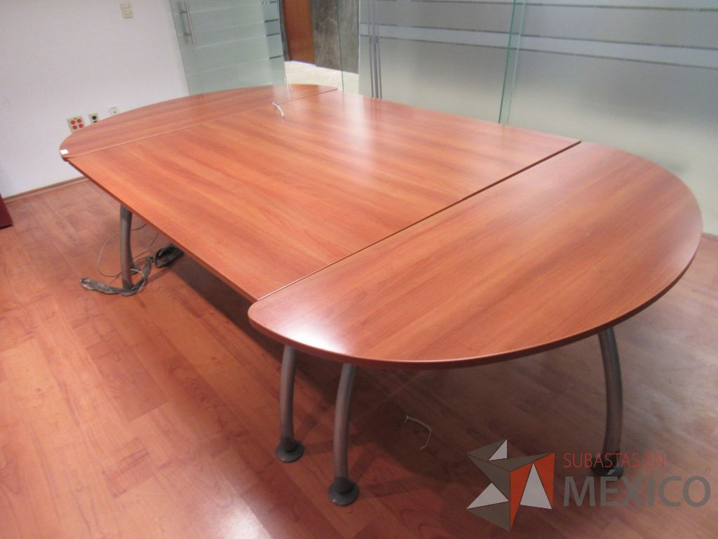 Lote 007 - Mesa de sala de juntas para 6 personas y 2 archiveros de madera