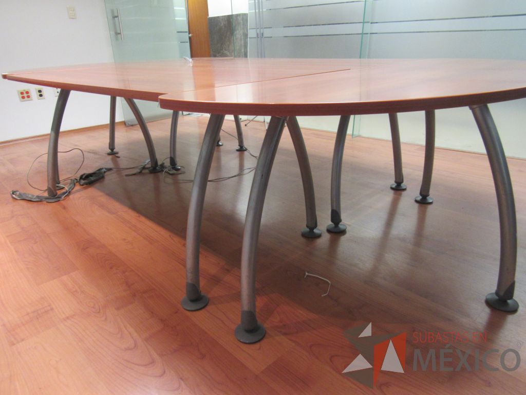 Lote 007 - Mesa de sala de juntas para 6 personas y 2 archiveros de madera - Imagen 11