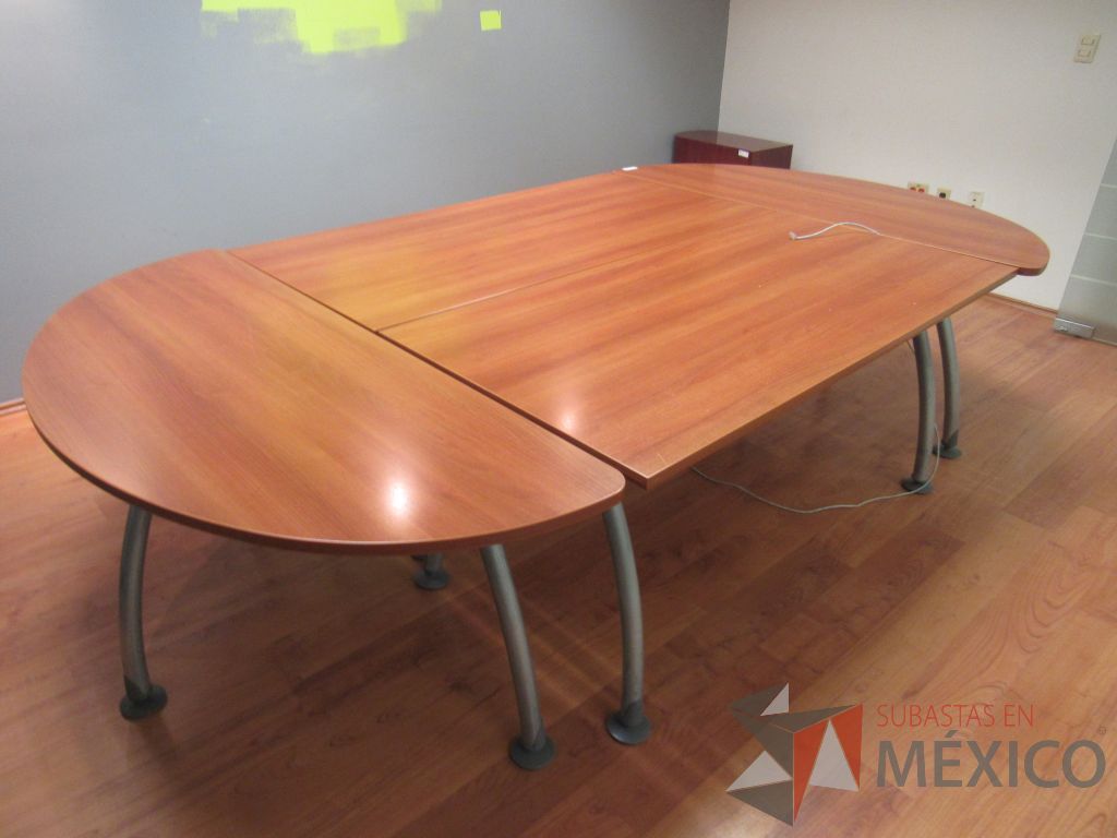 Lote 007 - Mesa de sala de juntas para 6 personas y 2 archiveros de madera - Imagen 12